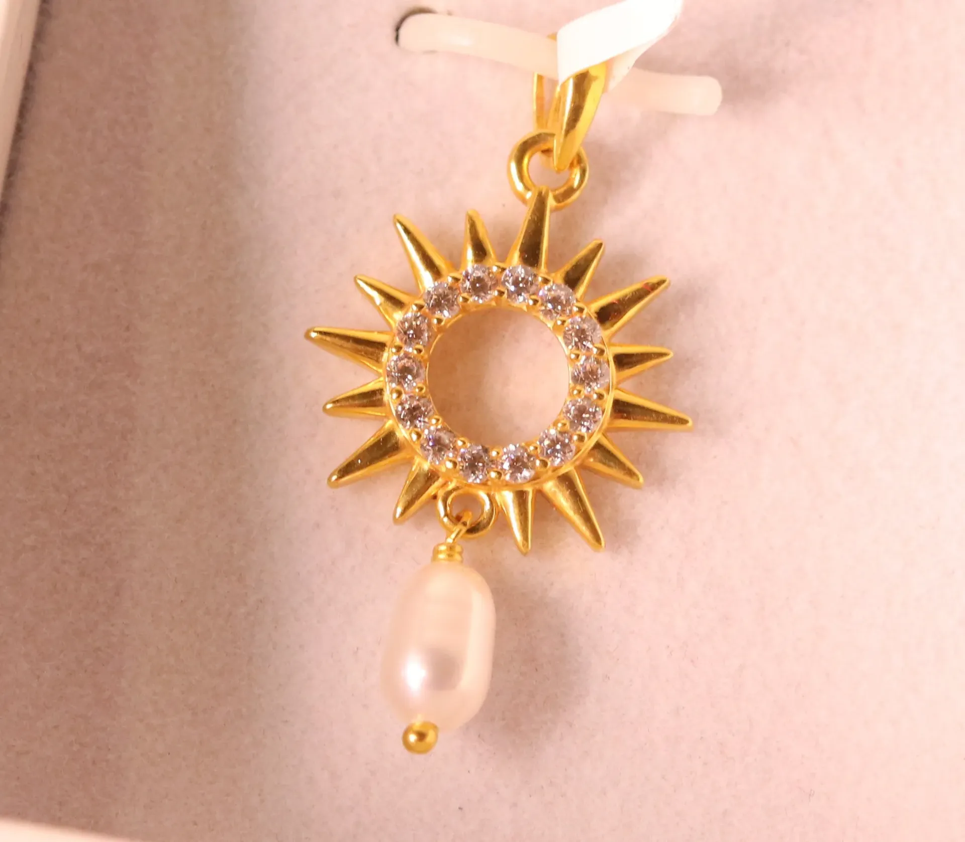 [10635] 22k Pearl Sun Pendant